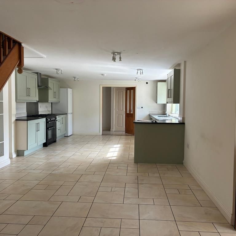 4 bedroom semi-detached house to rent - Photo 1