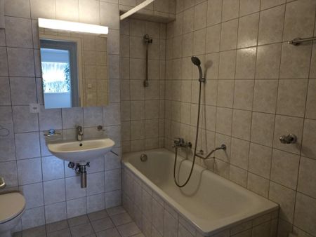 Bel appartement traversant partiellement rénové de 3.5 pièces située au rez-de-chaussée. - Photo 3