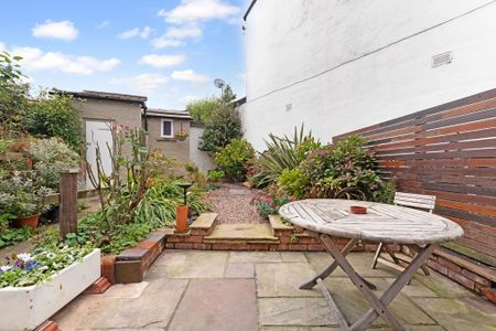 4 bedroom terraced house to rent - Photo 5