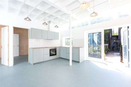 An unique and unusual two bedroom property close to Regents Canal in Islington. - Photo 3