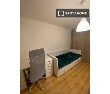 {{ $('Parse Objects').item.json.seoTitle }} - Photo 4