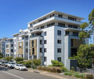 Spacious Apartment in Walking Distance to the Rail - Photo 2