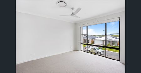 NEAR NEW 3 BEDROOM TERRACE HOME WITH DUCTED HEATING & COOLING - Photo 4