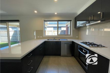 FAMILY HOME IN IN THE COLLEGE GREEN ESTATE! - Photo 4