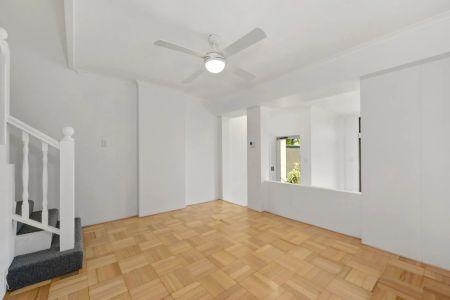 Wimbledon Spacious sundrenched townhouse over two levels. - Photo 2