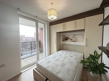 1 Bed Flat, Keir Hardie, E16 - Photo 3