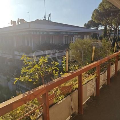 Attico-Salaria Prato della Signora: Lovely, renovated modern flat with spacious living room, dining, fully equipped kitchen, 1 bedroom, study or 2nd bed, bath and terrace. Bright, silent, garage, in complex with swimming pool, tennis courts. Near shops - Photo 4