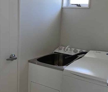 Sunny, Quiet, and Cozy House for Rent! - Photo 4