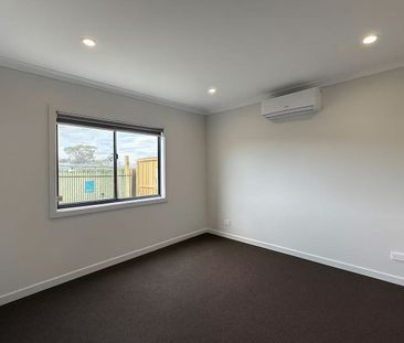 32 Birimingham Road, Cranbourne East, Vic 3977 - Photo 5