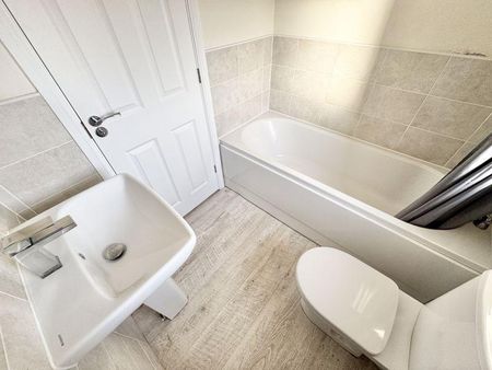 3 bedroom semi-detached house to rent - Photo 4