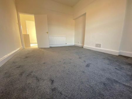 3 bedroom flat to rent - Photo 4