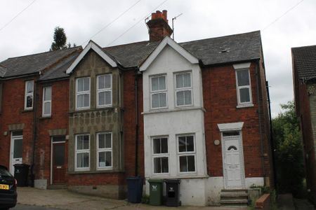 5 bedroom end of terrace house to rent - Photo 4
