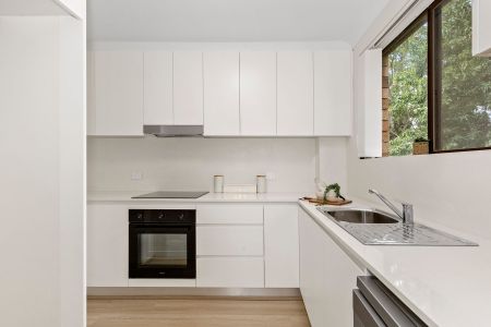 SPACIOUS & FRESHLY RENOVATED APARTMENT IN EXCELLENT LOCATION - Photo 3