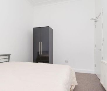 4 bedroom flat to rent - Photo 3