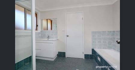 Beautifully Updated 3-Bedroom Home in Cranebrook - Photo 3