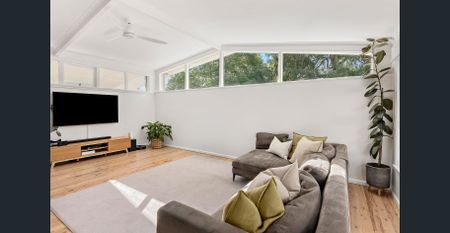 Renovated modernist family home in sought-after position - Photo 3