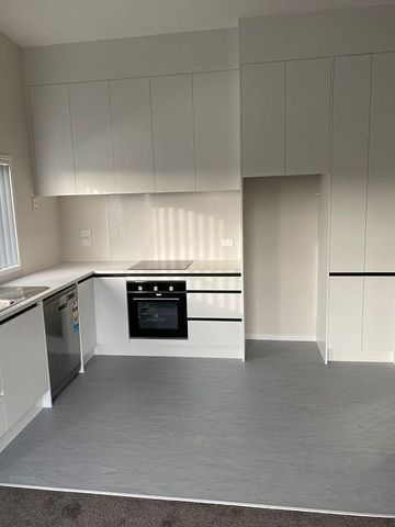 Modern 2BR Apt with Balcony! - Photo 5