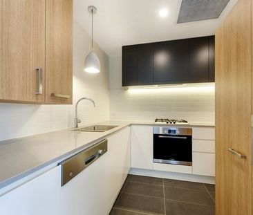 Updated One Bedroom Apartment in Wolli Creek - Photo 2