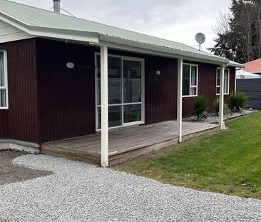 Sunny Three Bedroom Home - Photo 2