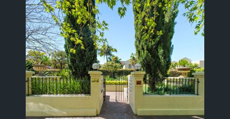 Three Bedroom Apartment with City Views - Photo 5