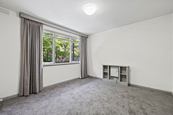 Stylishly Updated St Kilda Living in a Prime Bayside Location - Photo 1