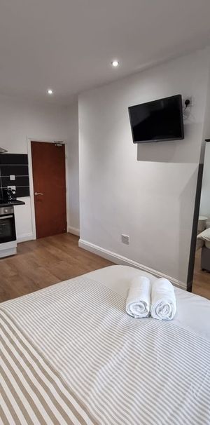 Studio Flat, Strand Road, L20 - Photo 1