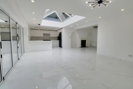 5 bedroom detached house to rent - Photo 3