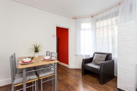 🏡 Large Victorian House - All Bills Included - Lounge & Garden! 🏡 Room 4 - Photo 3