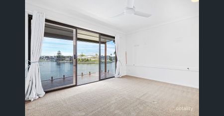 AMAZING WATER FRONT 2 STOREY HOME. OPEN KITCHEN LIVING THAT OPENS OUT ONTO A VERANDAH THAT TAKES IN THE STUNNING WATER VIEWS OF THE BROAD WATER. - Photo 5