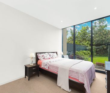 Spacious Two-Bedroom Apartment with Huge Private Garden - Photo 3