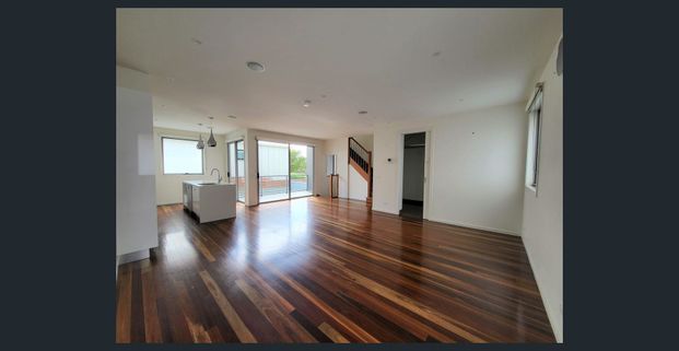 MULTILEVEL TOWNHOUSE LIVING! - Photo 1