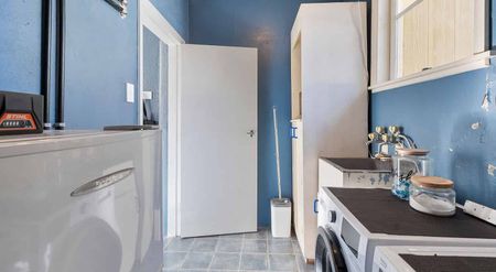 LARGE HOME IN CENTRAL LOCATION - Photo 5