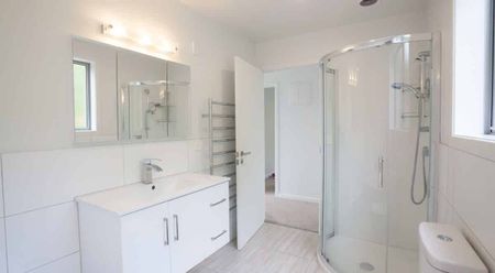 3 Bedroom House On A Large Private Rear Section - Photo 3