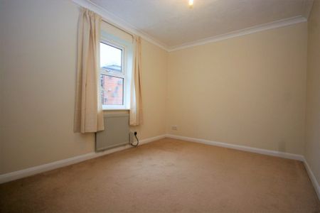 2 Bedroom Flat / Apartment - Pound Road, Aldershot - Photo 4