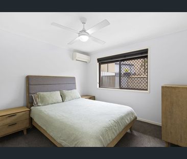 Light Filled 2 Bedroom Duplex with Superb Convenience - Photo 3