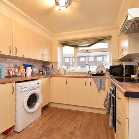 1 bedroom in a house share to rent - Photo 3