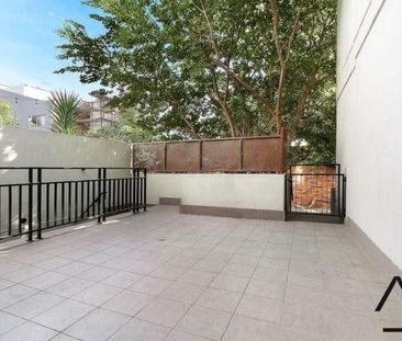 Tri Level Townhouse in the heart of Alexandria - Photo 4
