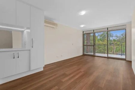 “Renovated multi-level townhouse with city and park views” - Photo 3