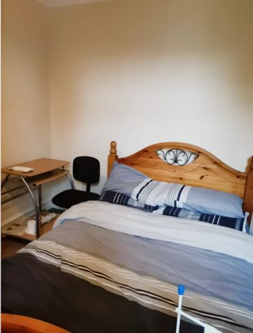 5 Bedroom, 1 Bathroom - Photo 2