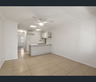 Stylish 2-Bedroom Apartment with Private Terrace & Lock-Up Garage - Photo 4