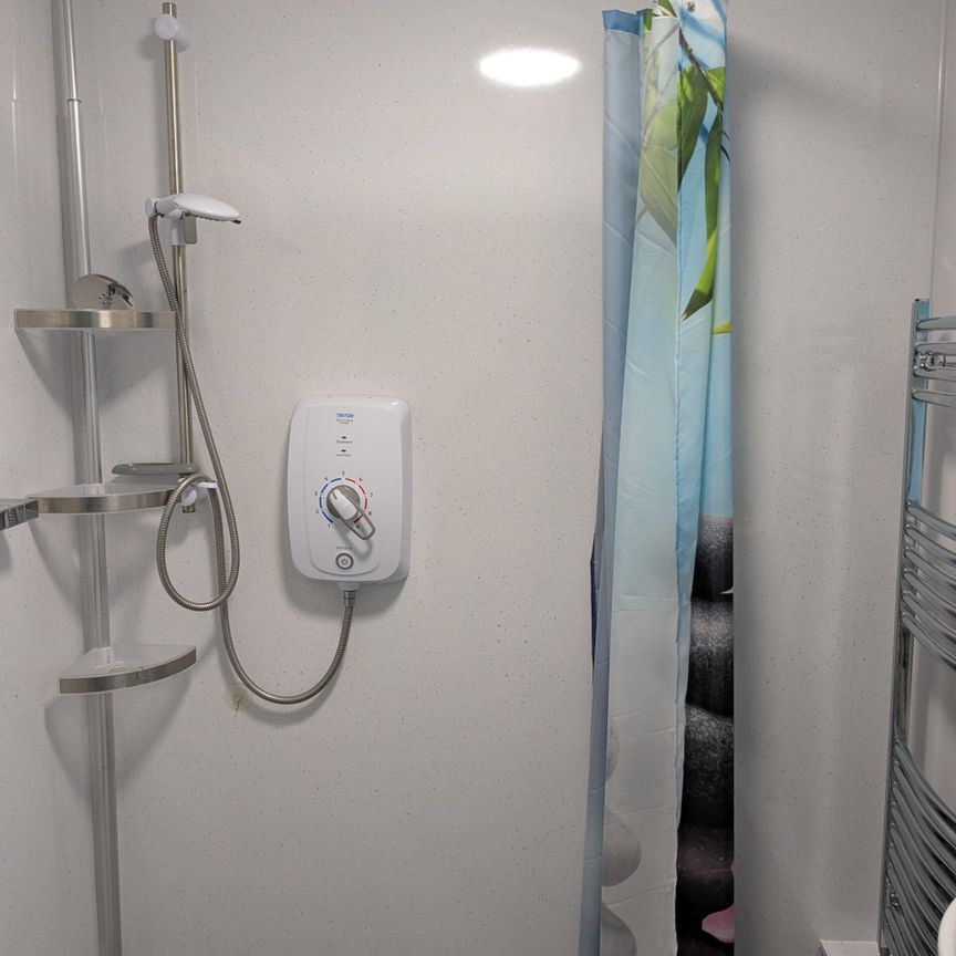 **Apply on line ** 2 bedroom flat. Adapted walk in shower. Accessed by steps. Nr Caswell - Photo 1