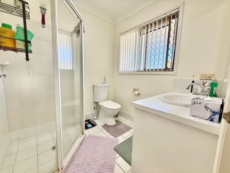 Spacious 3 Bedrooms Townhouse in a very convenient location - Photo 4