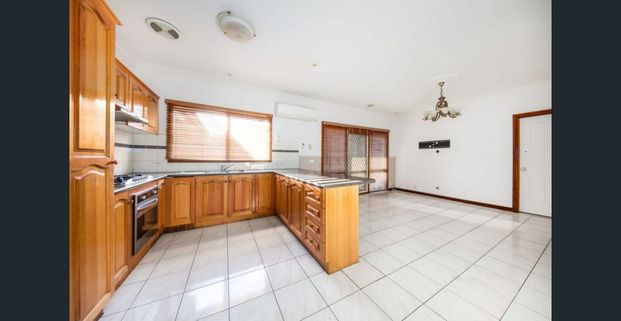 PERFECTLY PRESENTED! - Photo 1