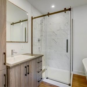 Beau 4 1/2 neuf, demi sous-sol, style semi-détaché ! - Photo 2