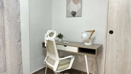 Room in a shared 5-bedroom apartment for rent in Burjassot, professionals only - Photo 3