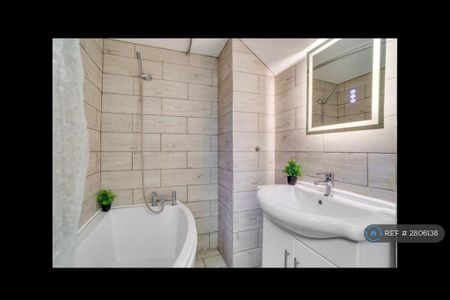 1 bedroom in a house share to rent - Photo 5