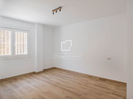 Excellent 4 Bedroom apartment with 10m² terrace for rent in Pedregalejo - Cerrado de Calderón - Photo 3