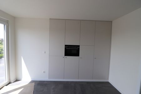 Gerenoveerd duplex-appartement met 3 slaapkamers, terras en autostaanplaats met fietsenberging. - Foto 4