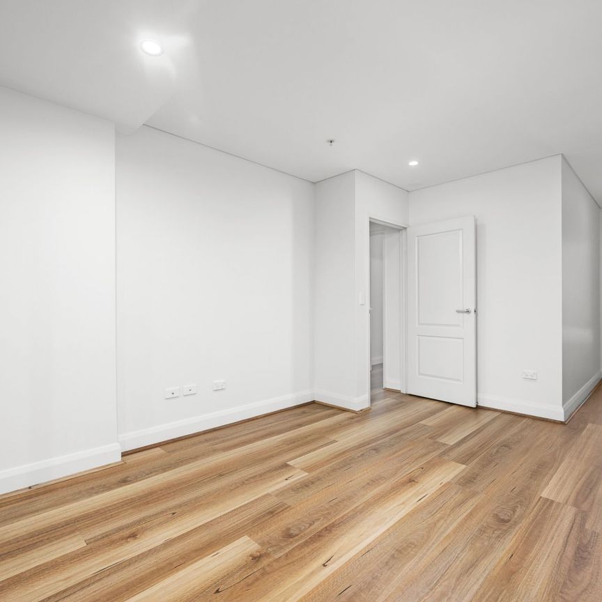 Level 7, Prime location, Minutes Walk To Station And Shopping Centre!! - Photo 1