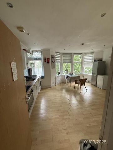 5 bedroom flat to rent - Photo 3